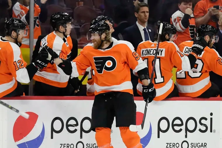 Flyers right winger Jakub Voracek celebrates his second-period goal with his teammates on the bench during Monday night's win against Vancouver.