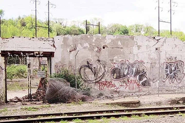 In Manayunk, the remaining graffitied walls of a demolished building are an eyesore. (Juliana Reyes / Staff)