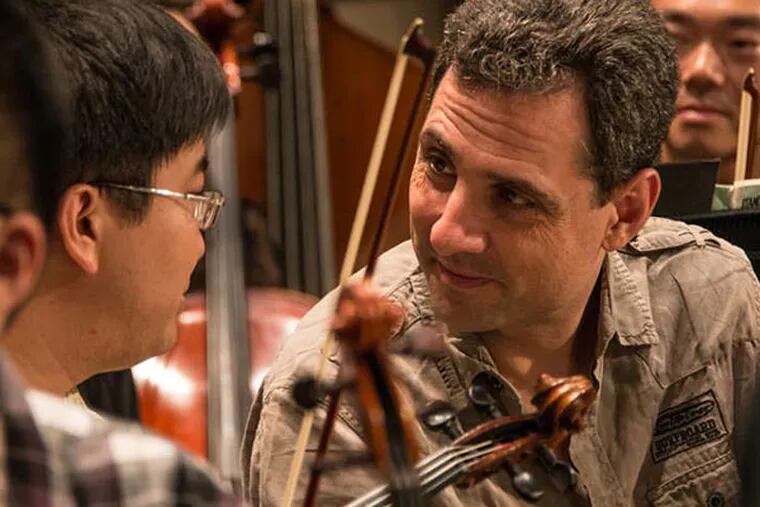 At a rehearsal break in Shanghai, violist David Nicastro gets to know his Chinese partner. (Photo by Jan Regan)