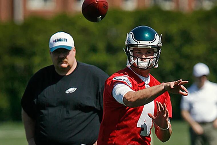 Andy Reid watches as he new starting quarterback Kevin Kolb throws during practice. (Alejandro A. Alvarez / Staff Photographer)