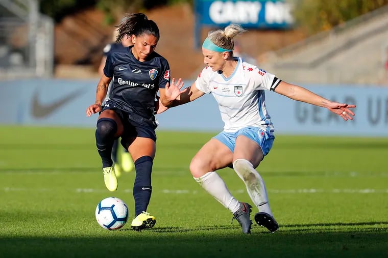 Debinha (left) and the North Carolina Courage beat Julie Ertz (right) and the Chicago Red Stars in last year's NWSL championship game.