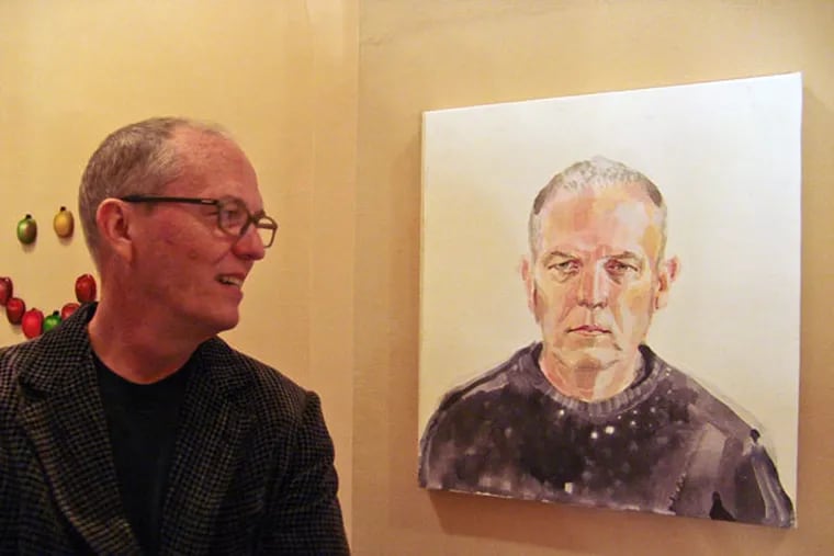 Frank Bramblett looking at his portrait by Amy Lincoln.