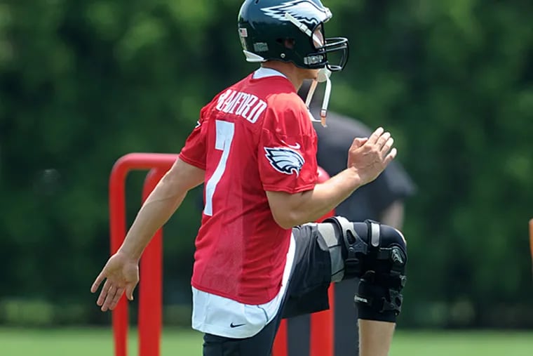 Sam Bradford warms up with a knee brace on his left knee. (Clem Murray/Staff Photographer)