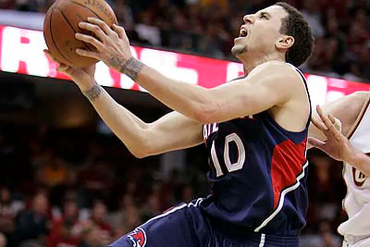A source familiar with the situation told the <i>Daily News</i> that, in the last several days, the agent for Atlanta Hawks point guard Mike Bibby called the Sixers. (Mark Duncan / AP file photo)