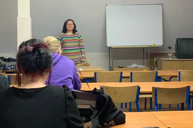 Rosanna Radlinska-Tyma teaching her students in a Polish classroom.