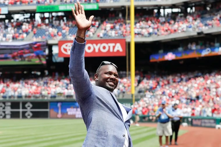 Ryan Howard waves to the crowd during his retirement ceremony ahead of Sunday's Phillies-Nationals game.