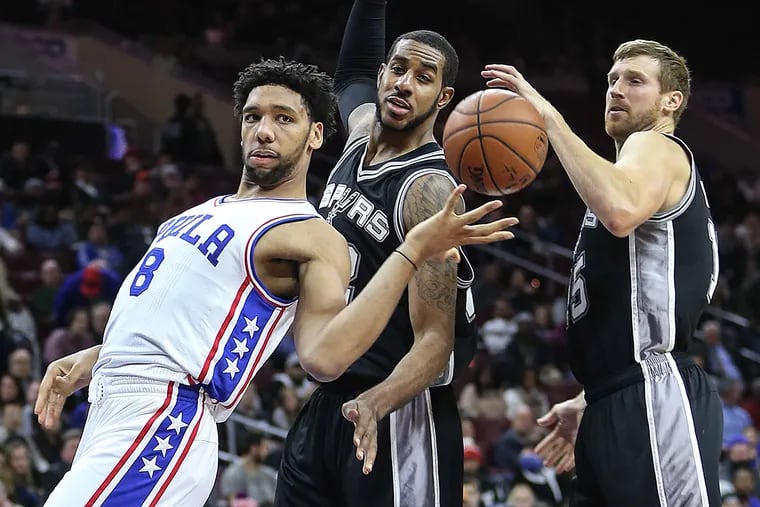 Jahlil Okafor tries to go for a loose ball with the Spurs' LaMarcus Aldridge and Matt Bonner.