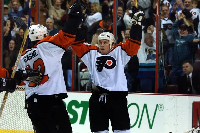Jeremy Roenick, here with the Flyers in 2002, won three All-Star shooting accuracy competitions.