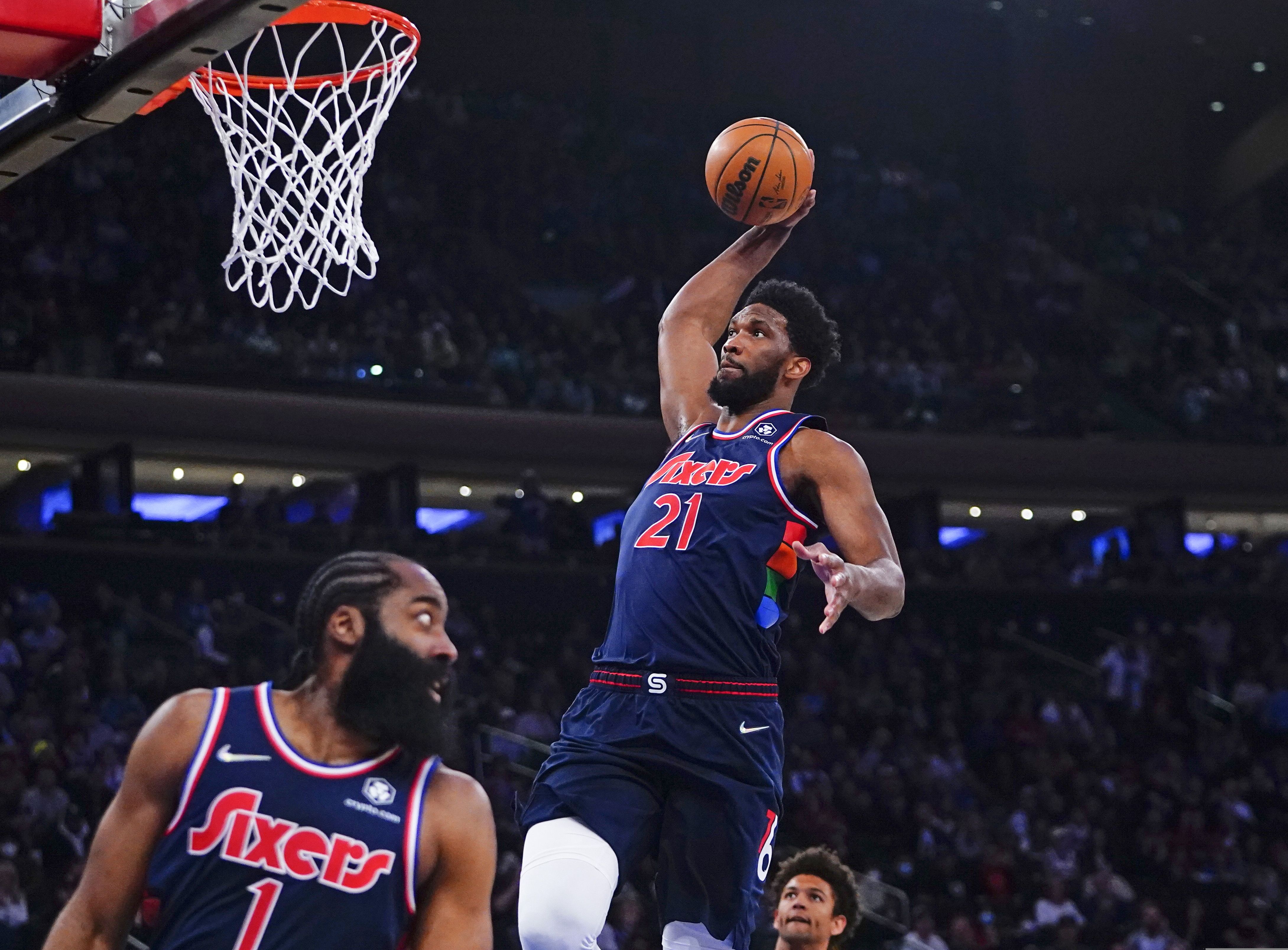 James Harden of the Philadelphia 76ers dunks the ball during the game  Fotografía de noticias - Getty Images