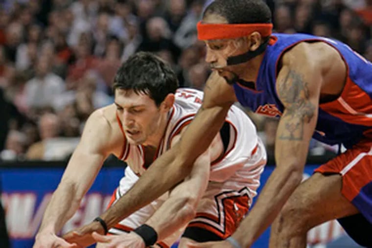 Detroit&#0039;s Richard Hamilton (right) fights Chicago&#0039;s Kirk Hinrich for a loose ball during the Pistons&#0039; 95-85 Game 6 victory last night.