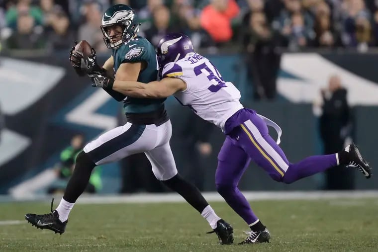 Andrew Sendejo tries to tackle the Eagles' Zach Ertz during the NFC championship game in 2018.