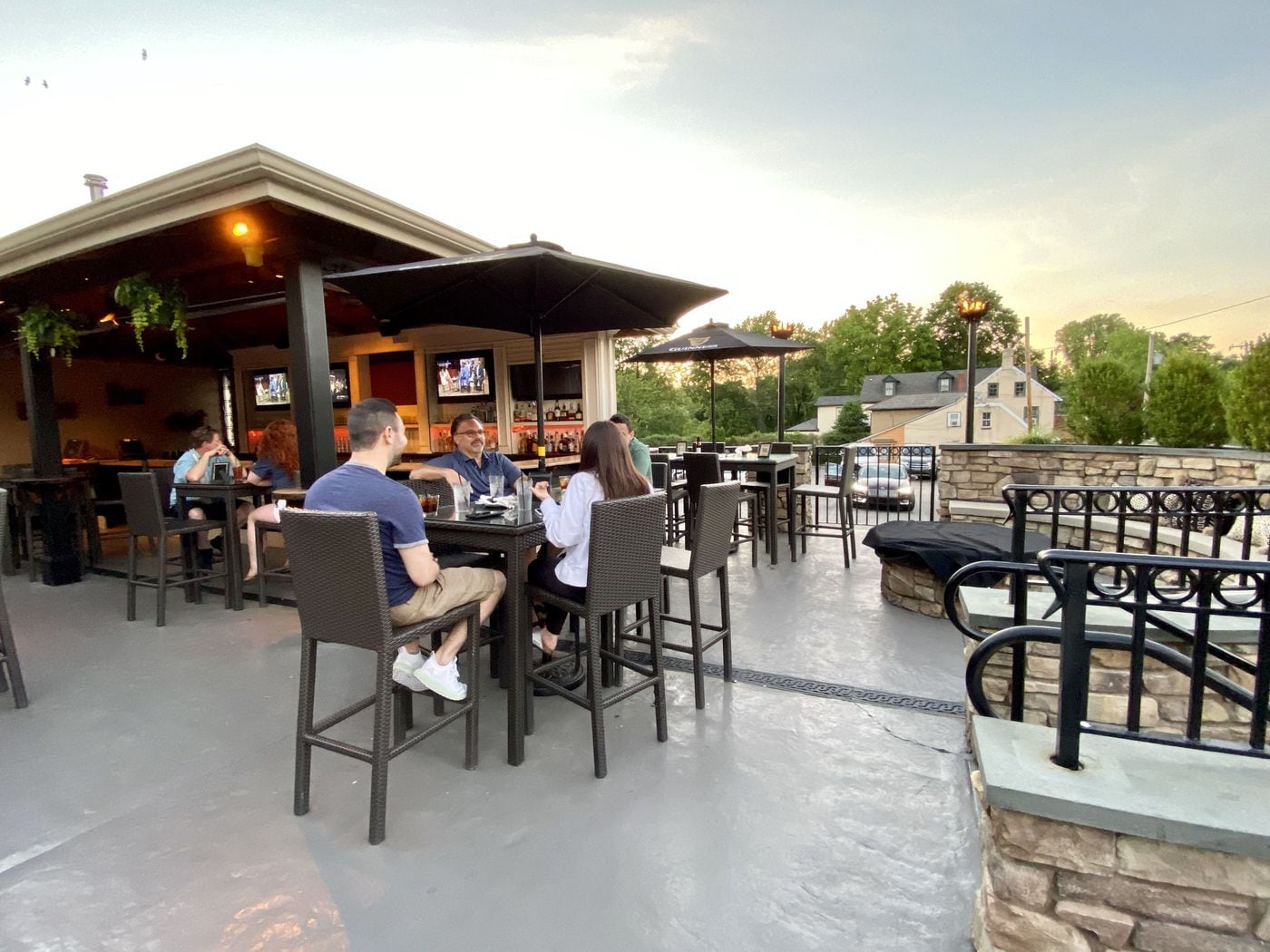 Outdoor dining returns with fresh air, umbrellas — and ...