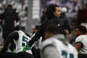 Assistant coach Autumn Lockwood of the Philadelphia Eagles watches  Nieuwsfoto's - Getty Images