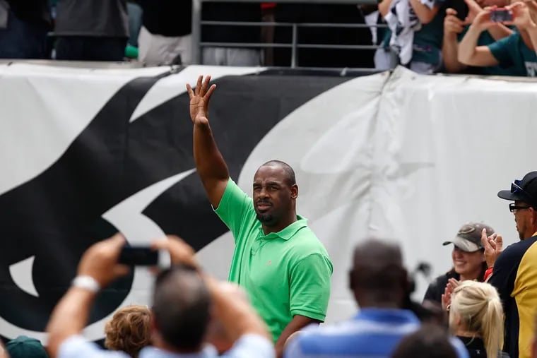 Former Eagles quarterback  Donovan McNabb waves to the crowd at practice yesterday at Linc. (David Maialetti/Staff Photographer)