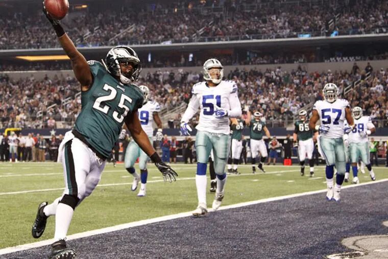 Eagles running back LeSean McCoy scores against the Cowboys. (Ron Cortes/Staff Photographer)