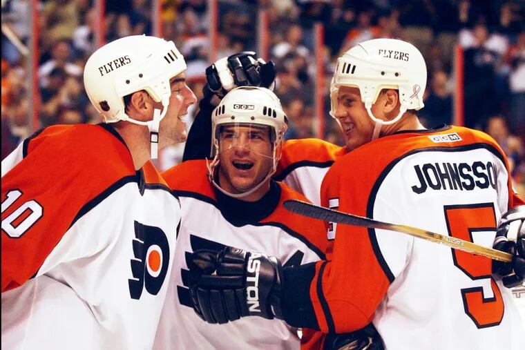Mark Recchi (center) celebrates after a goal in a 2001 Flyers game.
