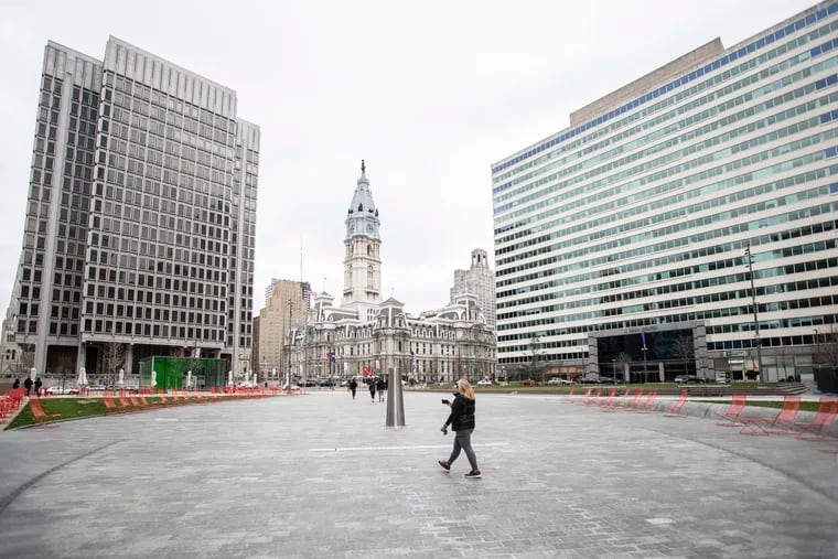 El alcalde de Filadelfia, Jim Kenney, ha ordenado a todos los residentes de Filadelfia que permanezcan en sus hogares, excepto cuando participen en actividades "esenciales de la vida".