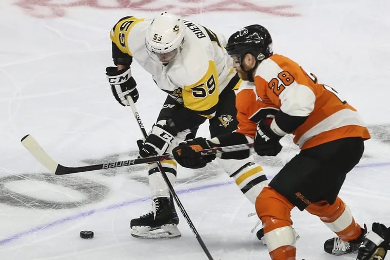 Flyers’ Claude Giroux tries for the puck with Penguins’ Jake Guentzel during the first period of game four in round one of the NHL Playoffs at the Wells Fargo Center, Wednesday, April 18, 2018.