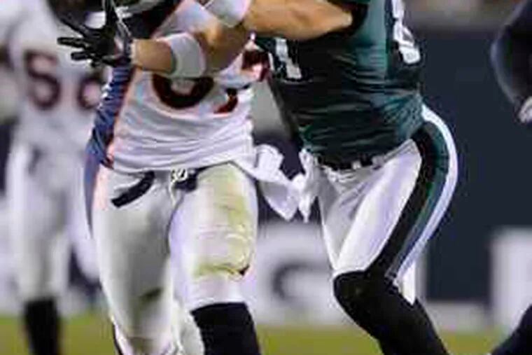 Eagles tight end Brent Celek reaches out to snag a 31-yard pass from Donovan McNabb late in the first quarter.