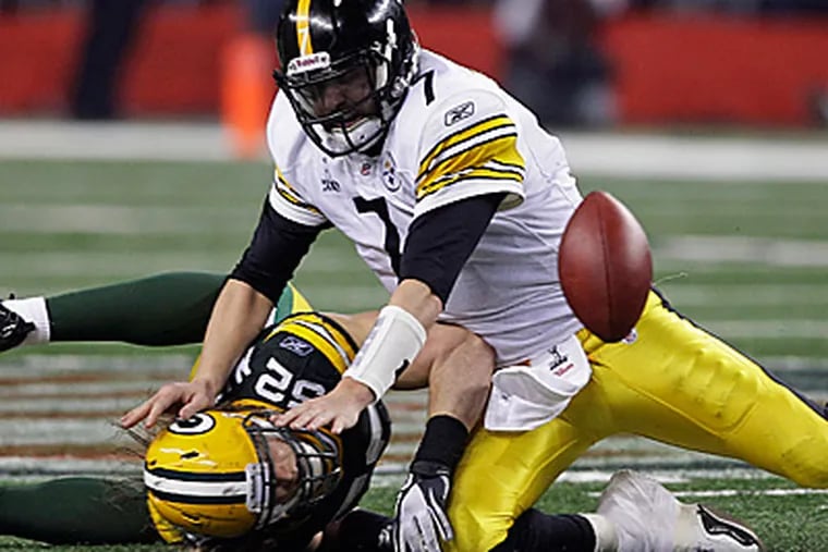 Ben Roethlisberger and Clay Matthews collide while chasing a loose ball during the second half. (AP Photo/Charlie Krupa)