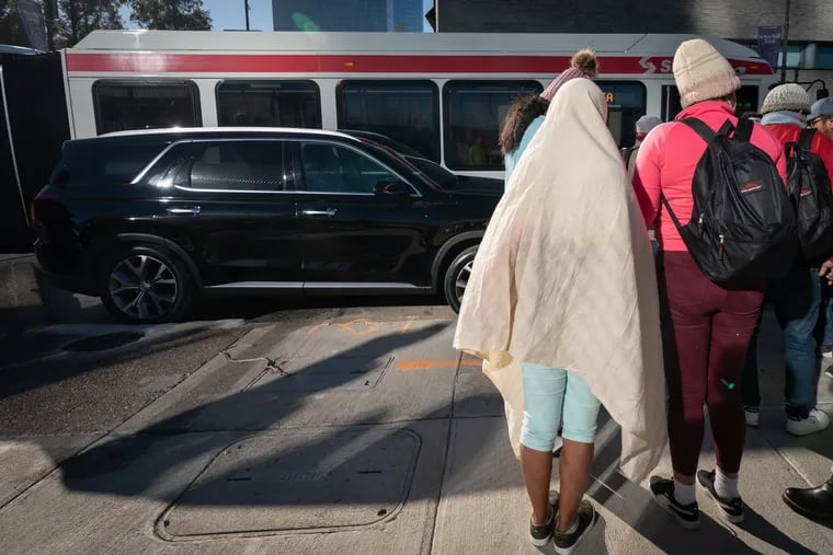 Filadelfia recibe autobús número 15 con inmigrantes de Texas
