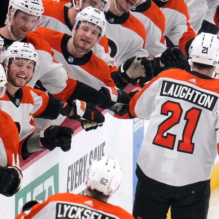 Scott Laughton returns to the Flyers bench after scoring a first-period goal against the Pittsburgh Penguins.