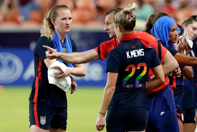 U.S. head coach Vlatko Andonovski talked with Sam Mewis (left) and Kristie Mewis during the U.S. women's soccer team's game against Jamaica on June 13.