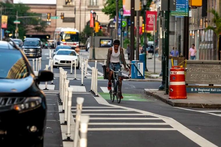 A parking-protected bike lane on the south side of JFK Boulevard in Center City Philadelphia. Legislative developments in Harrisburg threaten the future of lanes that protect cyclists by a buffer of parked cars.