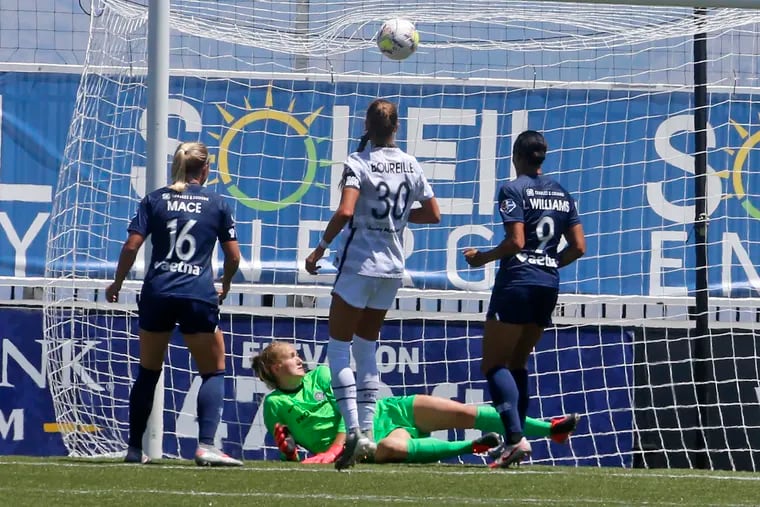 Lynn Williams (9) watches her game-winning goal go into the net for the North Carolina Courage against the Portland Thorns.
