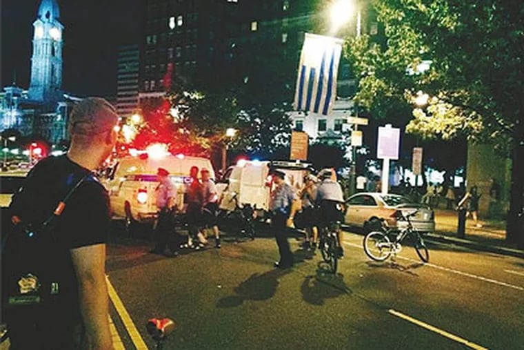 This was the chaotic scene about 10 p.m. Wednesday on the Ben Franklin Parkway between 16th and 17th streets after three teens were shot near 17th and JFK Boulevard. (Julie Shaw / Staff)