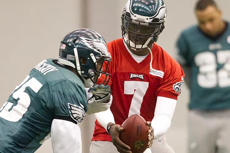 Eagles quarterback Michael Vick and the team prepare for the
final game of the season against the New York Giants. (Ed Hille/Staff Photographer)