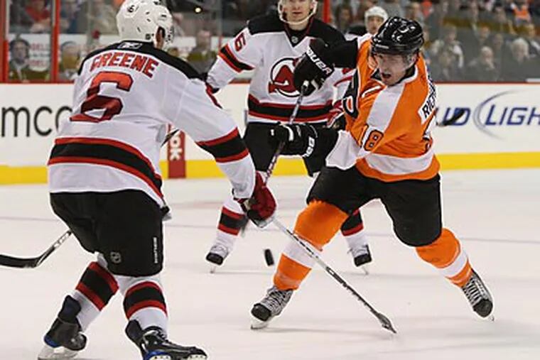 Mike Richards and the Flyers ended the Devils' eight-game winning streak. (David M Warren/Staff Photographer)