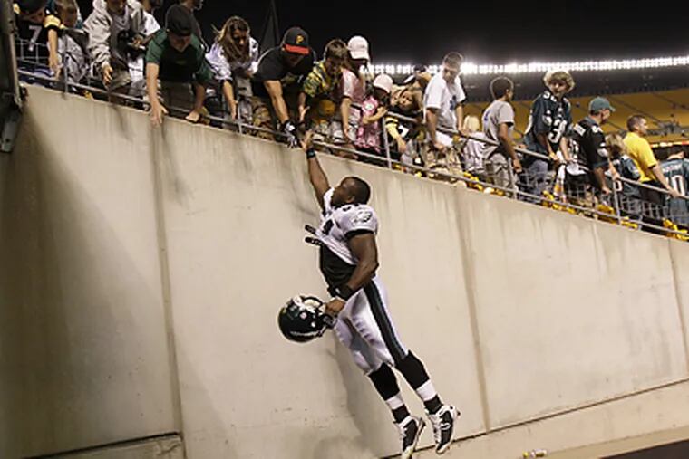 Rookie Eagles linebacker Joe Mays took time to thank the visiting fans in the crowd after the Eagles' preseason game in Pittsburgh. (David Maialetti/Daily News)