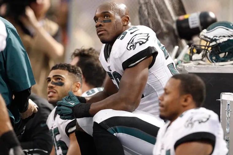 DeMeco Ryans somberly sits on the bench in the second half. (Ron Cortes/Staff Photographer)