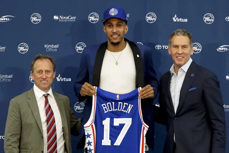 Jonah Bolden poses with former team executive Bryan Colangelo (right) and co-managing owner Josh Harris during a news conference following the 2017 draft. Bolden is likely to join the Sixers in Vegas for summer league.