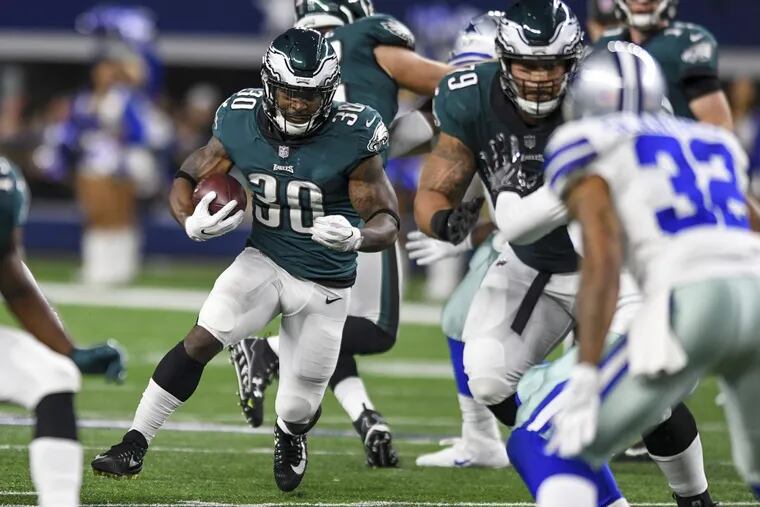The Eagles’ Corey Clement runs during a 37-9 victory in Dallas on Nov. 19.
