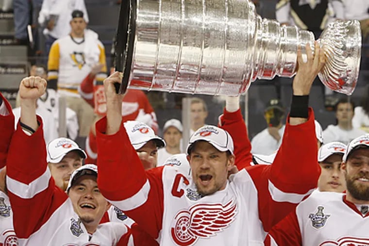Detroit captain Nicklas Lidstrom lifts the Stanley Cup after the Red Wings' 3-2 Game 6 win over Pittsburgh. (Frank Gunn/AP/The Canadian Press)