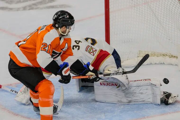 Scott Laughton (left) scores one of the Flyers’ four second-period goals on Tuesday