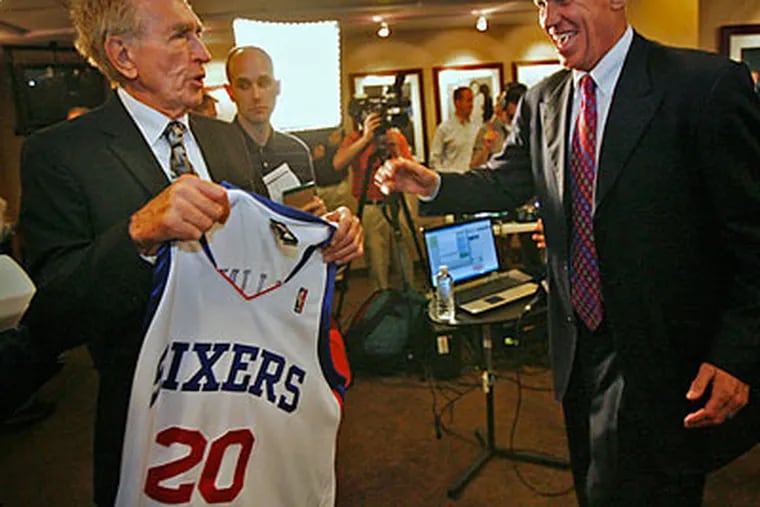 Doug Collins talks with his old coach from his playing days, Gene Shue. (Alejandro A. Alvarez/Staff Photographer)