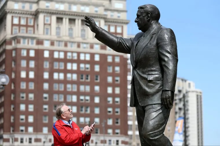 Columnist Stu Bykofsky interviews Frank Rizzo in front of the Municipal Services Building.