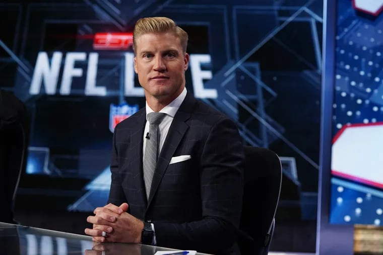 Josh McCown left his new job at ESPN to sign a one-year contract with the Eagles.
