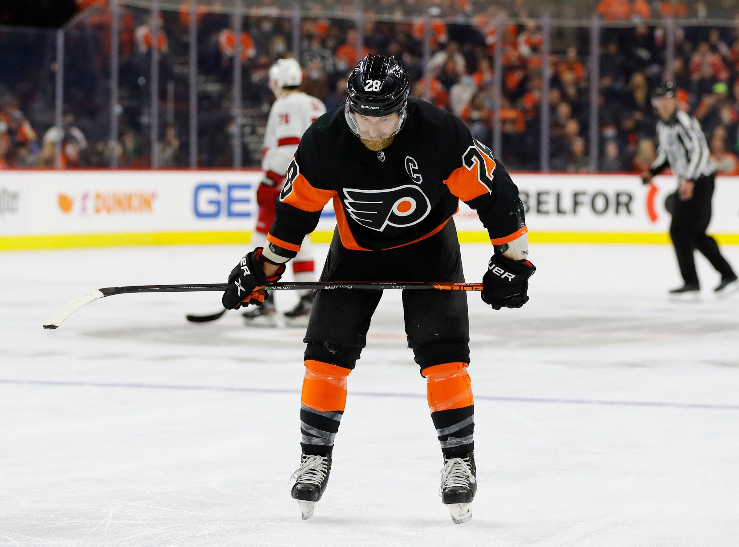 Through cheers, 'Rouxs,' and boos, Claude Giroux stays steady in return to  Philadelphia