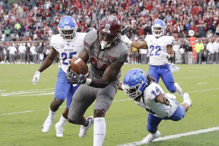 Temple tight end Kenny Yeboah catches the football during a two-point conversion past Buffalo cornerback Brandon Williams on Saturday, September 8, 2018. YONG KIM / Staff Photographer