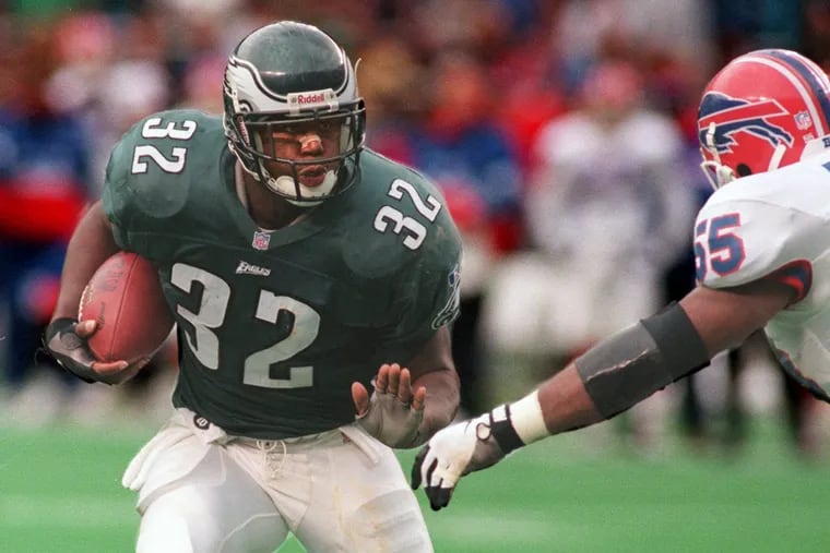 Ricky Watters (left) running the ball for the Eagles in 1996. He formed a one-two backfield punch with Charlie Garner.