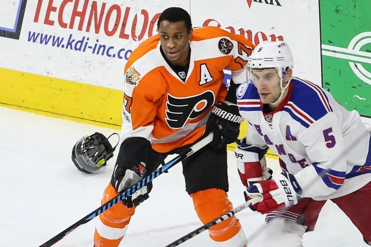 Wayne Simmonds (left), who is coming off a 31-goal season, is being counted upon to help the Flyers rebound from an underachieving season.