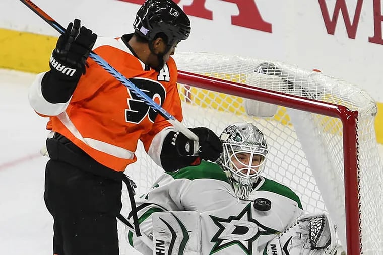 Wayne Simmonds can't get the puck by Stars'goalie Antti Niemi.