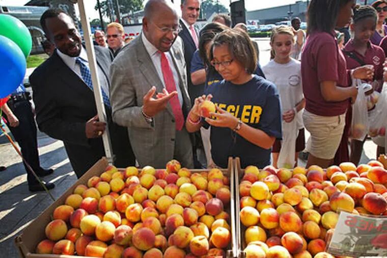 Sharla Weaver, 12,a student at Ziegler Elementary, helps Mayor Nutter pick out a peach. (Alejandro A. Alvarez / Staff Photographer)