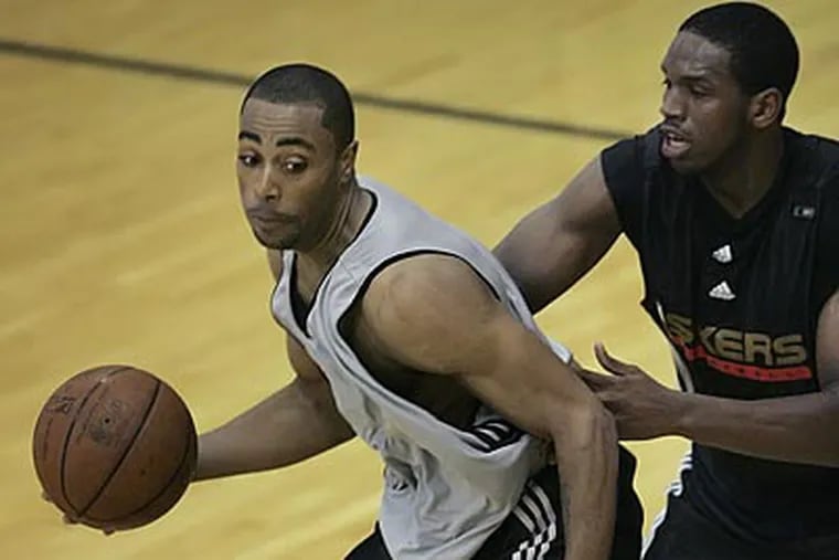 Former Temple guard Dionte Christmas defends former North Carolina and Episcopal High guard Wayne Ellington at the Sixers' pre-draft workout session Thursday. (Eric Mencher/Staff Photographer)