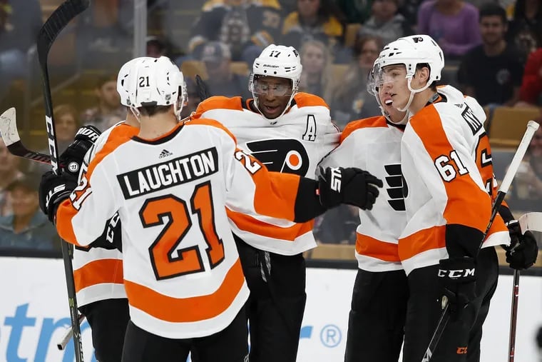 Wayne Simmonds (center) celebrates with teammates after scoring against the Bruins in the  third period Saturday.