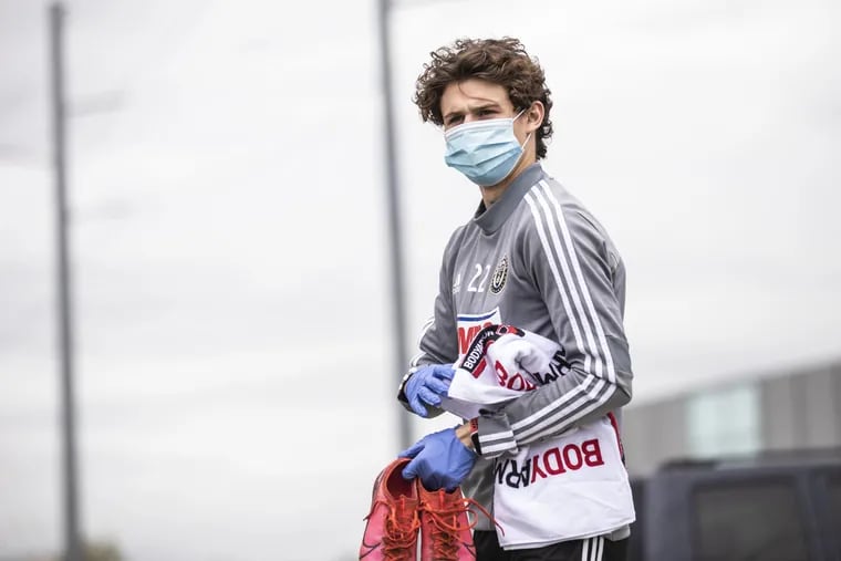 Union midfielder Brenden Aaronson wore a mask and gloves as he arrived for the first day of individual player workouts at the 76ers' Fieldhouse complex in Wilmington.
